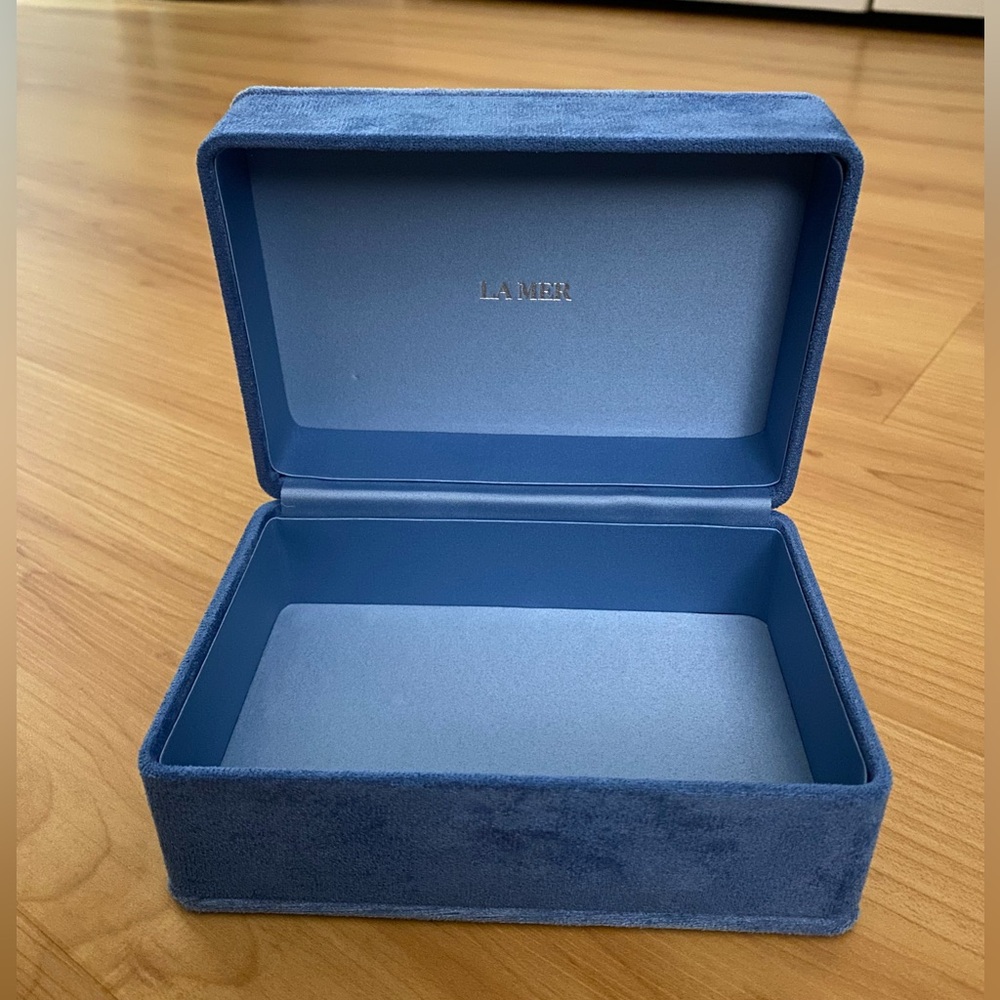 La Mer hinged blue velvet box
